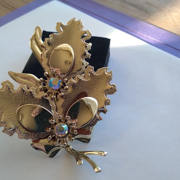 Silver tone oak leaf pin on brooch - Picture 5 of 5